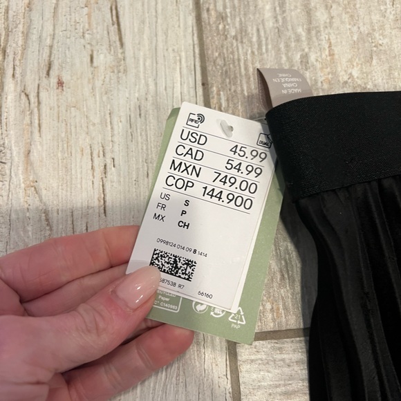 H&M Black A-Line Pleated Skirt - Picture 6 of 7